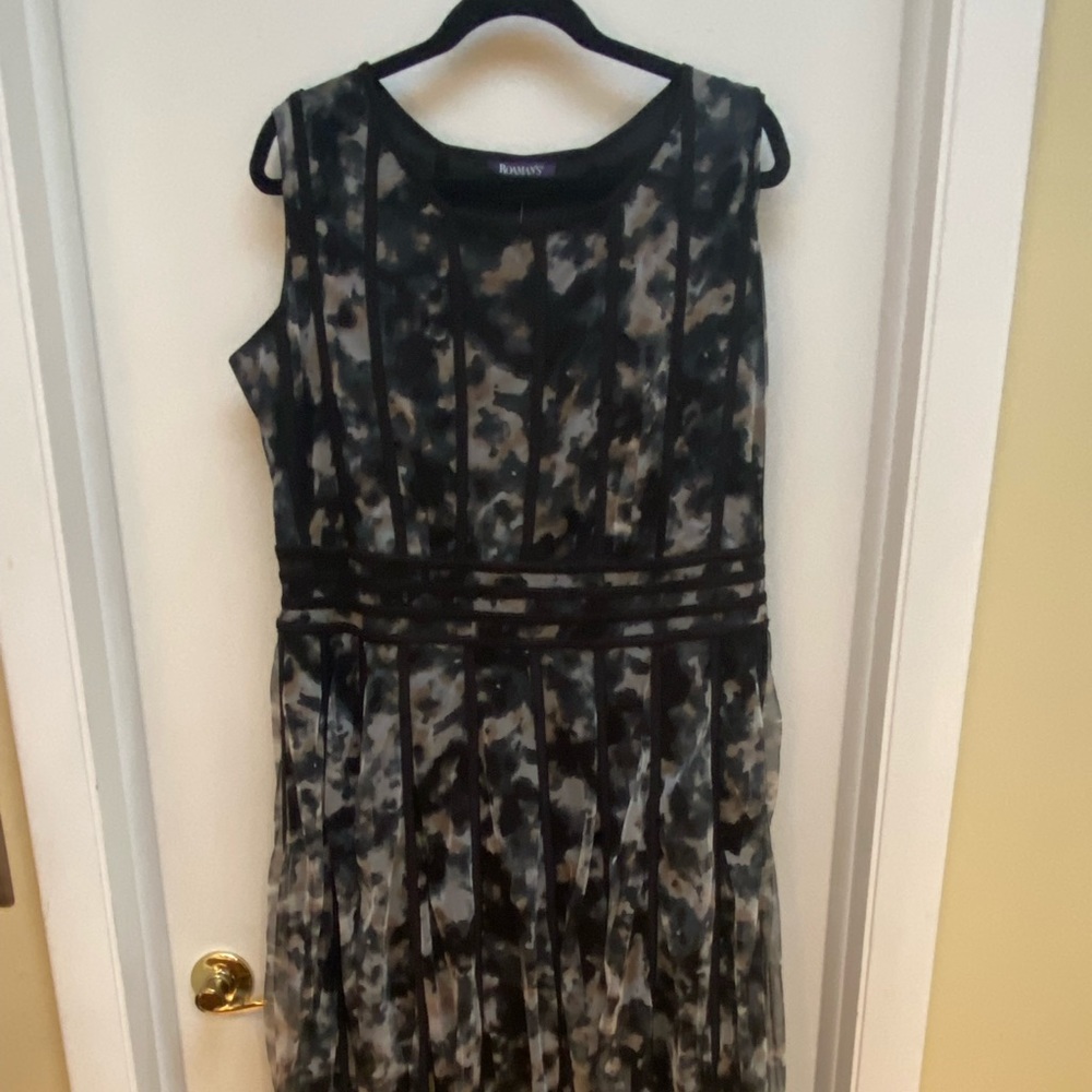 Beautiful ribbed dress. Lovely for wedding, corporate, or date night!